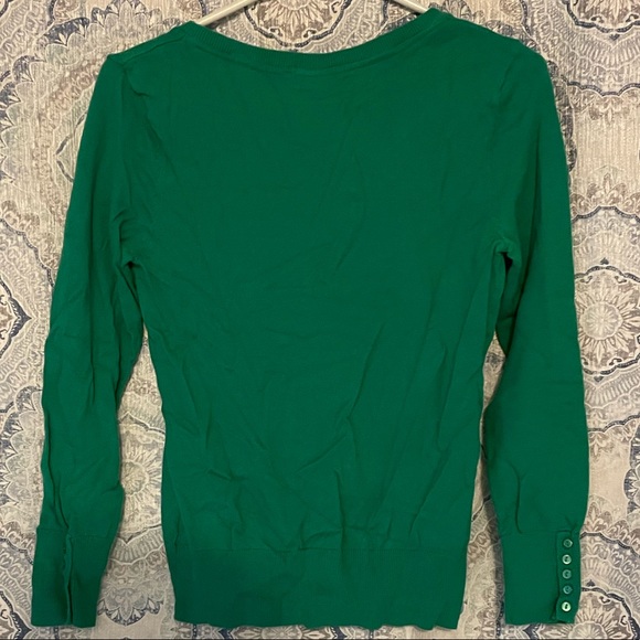 NWOT green H&M v-neck sweater with buttons on sleeves - Picture 3 of 3